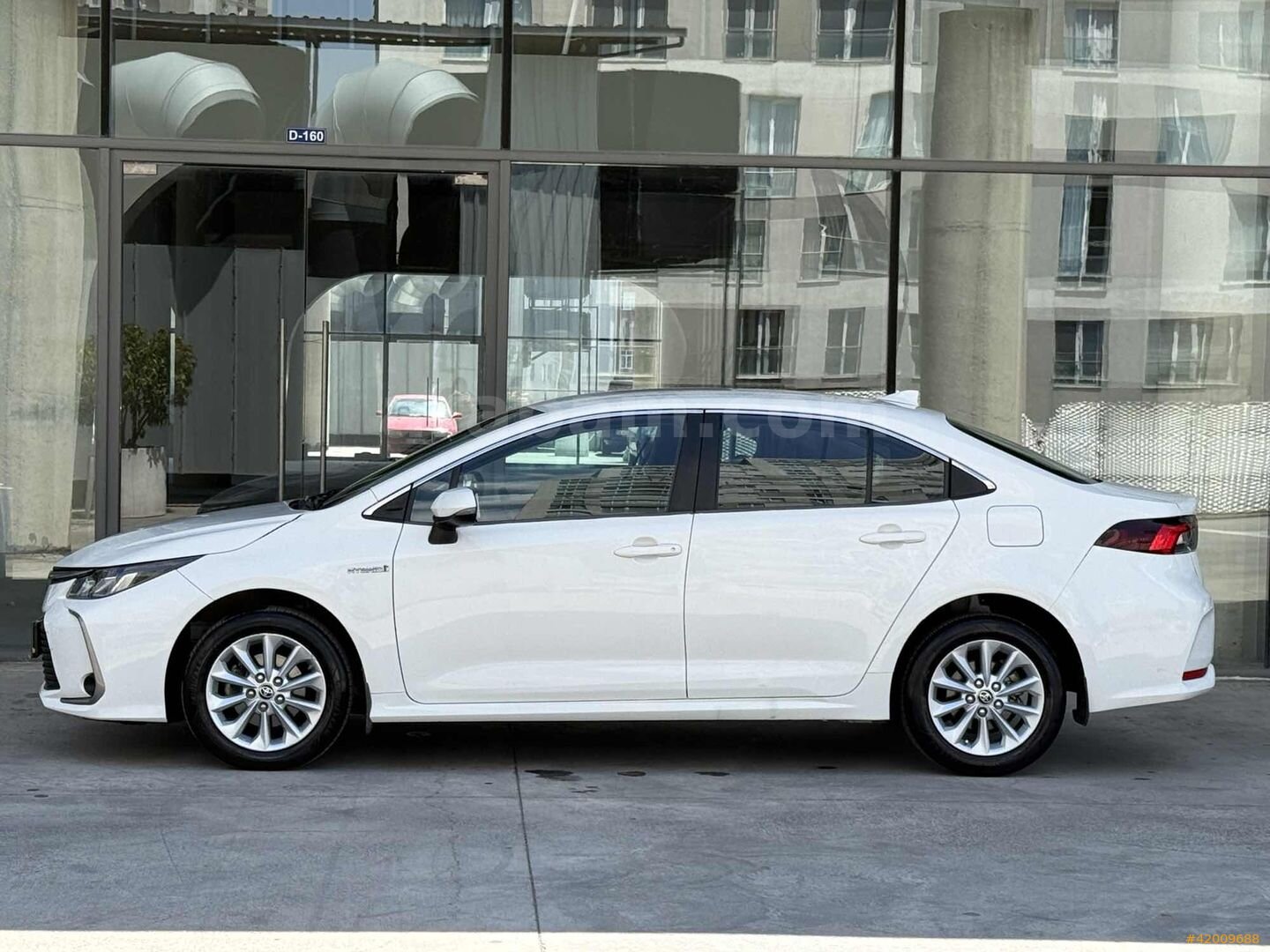 Galeriden Toyota Corolla 1.8 Hybrid Dream 2020 Model İstanbul 185.000 km Beyaz 7