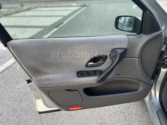 2003 RENAULT LAGUNA 1,6 LPG Lİ PİVİLEGE KONUŞAN PAKET 235 BİNDE
