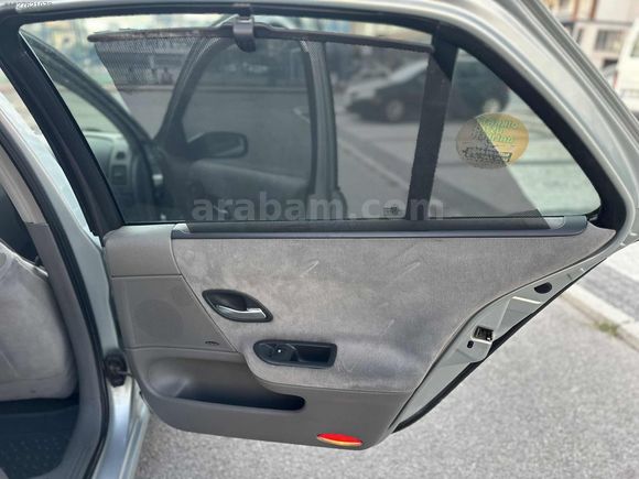 2003 RENAULT LAGUNA 1,6 LPG Lİ PİVİLEGE KONUŞAN PAKET 235 BİNDE