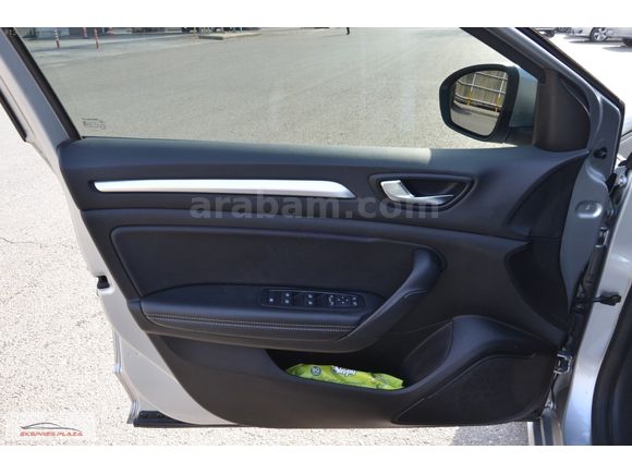 EKSPRES PLAZA'DAN 2023 RENAULT MEGANE 1.3 TCe ICON LPG