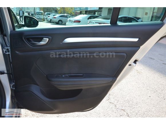 EKSPRES PLAZA'DAN 2023 RENAULT MEGANE 1.3 TCe ICON LPG