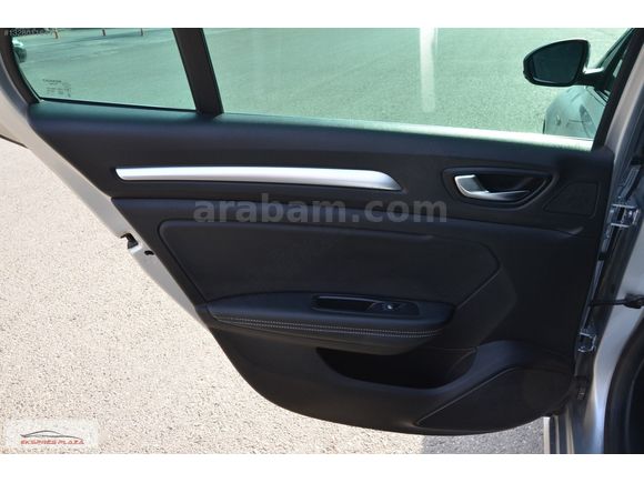 EKSPRES PLAZA'DAN 2023 RENAULT MEGANE 1.3 TCe ICON LPG