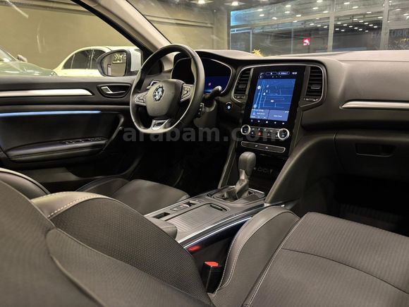 HATASIZ CAM TAVAN ICON MEGANE