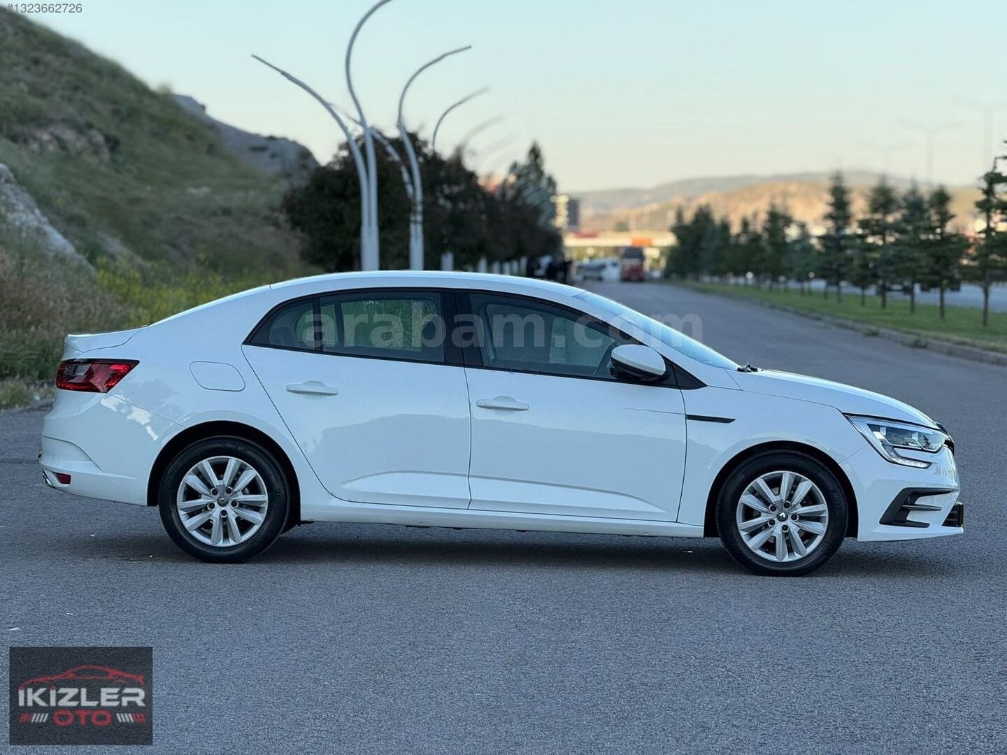 Galeriden Renault Megane 1.3 TCe Joy 2021 Model Sivas 95.000 km Beyaz 4