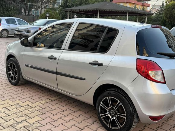 Renault Clio 1.5 dCi Authentique 2010 Model 