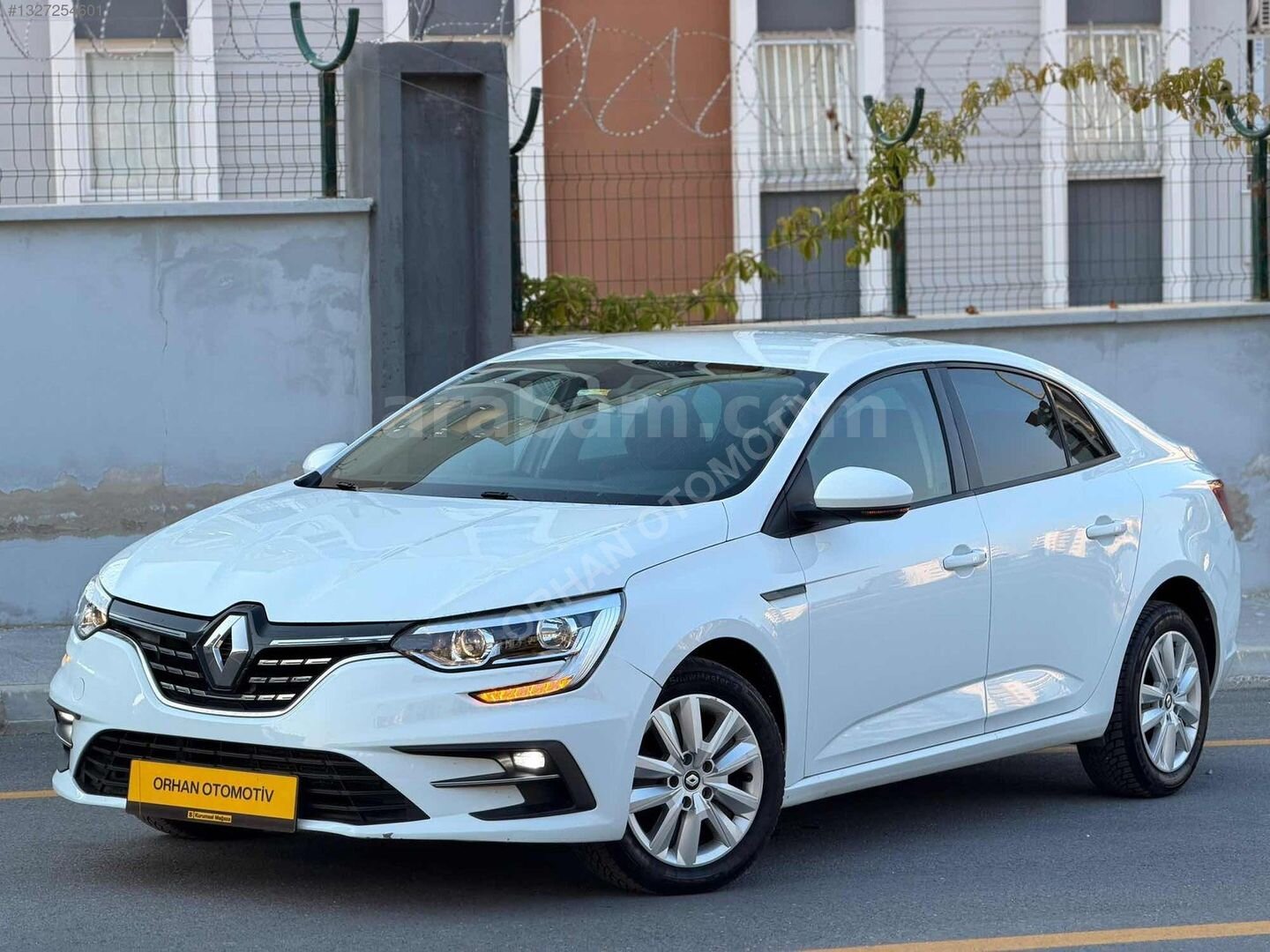 Galeriden Renault Megane 1.3 TCe Joy Comfort 2021 Model Mersin 130.000 km Beyaz 1