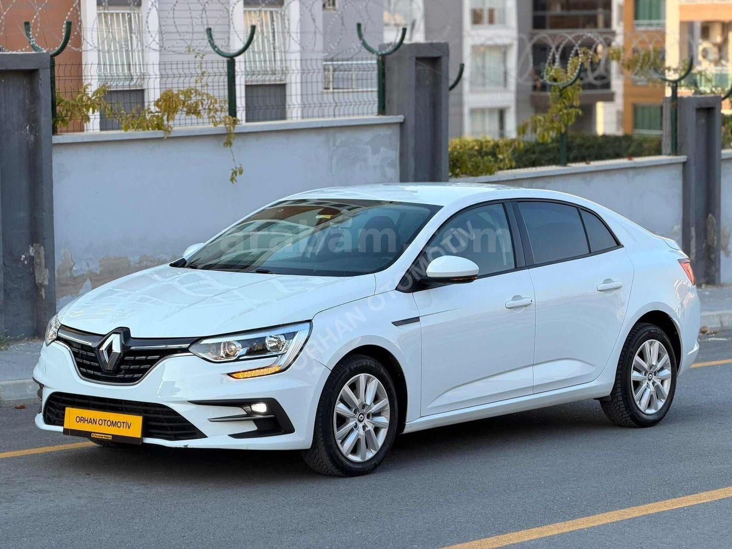 Galeriden Renault Megane 1.3 TCe Joy Comfort 2021 Model Mersin 130.000 km Beyaz 4