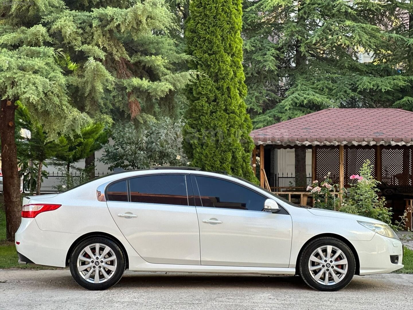 Galeriden Renault Latitude 1.5 dCi Executive 2011 Model Tokat 162.000 km Beyaz 3