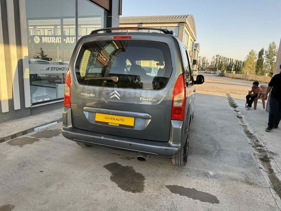 Galeriden Citroen Berlingo 1.6 HDi Combi Silverline 2011 Model Van