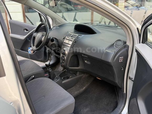 ARMES AUTO'DAN DÜŞÜK KM'DE ÇOK TEMİZ 1.33 YARİS...