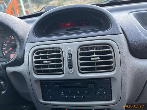 KAYA OTOMOTİVDEN 2003 CLIO 1.4 16 WALF KLIMALI 3 PARÇA BOYALI