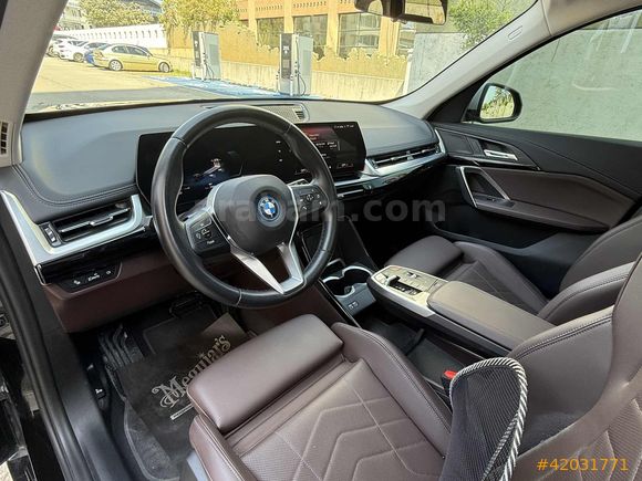 2024 İX1 eDRIVE20 C.TAVAN MOCHA DERİ E.BAGAJ JANT BOYASIZ BAYİİ