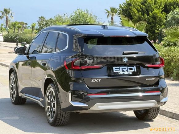 2024 İX1 eDRIVE20 C.TAVAN MOCHA DERİ E.BAGAJ JANT BOYASIZ BAYİİ