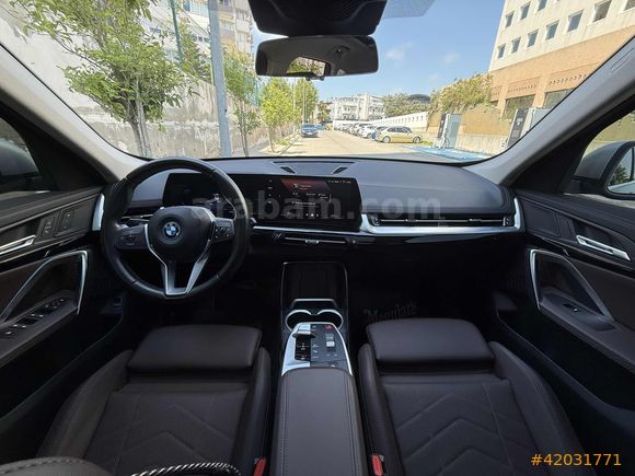 2024 İX1 eDRIVE20 C.TAVAN MOCHA DERİ E.BAGAJ JANT BOYASIZ BAYİİ