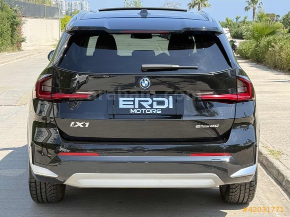 2024 İX1 eDRIVE20 C.TAVAN MOCHA DERİ E.BAGAJ JANT BOYASIZ BAYİİ