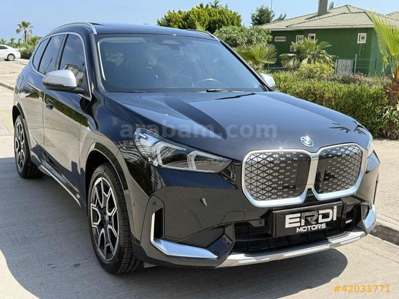 2024 İX1 eDRIVE20 C.TAVAN MOCHA DERİ E.BAGAJ JANT BOYASIZ BAYİİ