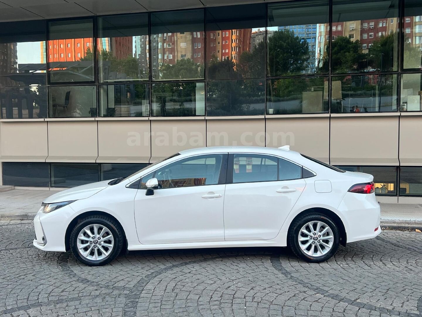 Galeriden Toyota Corolla 1.8 Hybrid Dream 2022 Model İstanbul 91.000 km Beyaz 4
