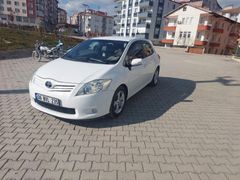 Sahibinden Toyota Auris 1.4 D-4D Comfort Extra 2012 Model  213.000 km Beyaz