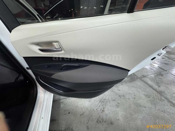 ÖZTÜRKDEN 2021 TOYOTA COROLLA VİSİON PLUS HATASIZ BOYASIZ