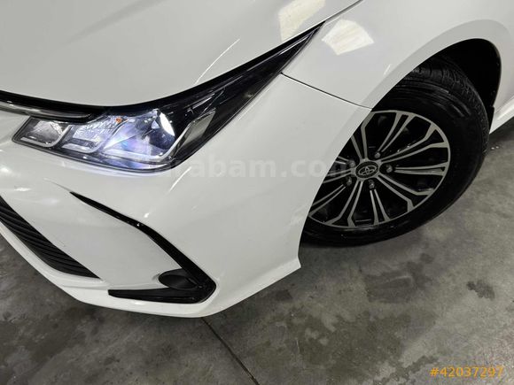 ÖZTÜRKDEN 2021 TOYOTA COROLLA VİSİON PLUS HATASIZ BOYASIZ