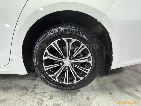ÖZTÜRKDEN 2021 TOYOTA COROLLA VİSİON PLUS HATASIZ BOYASIZ