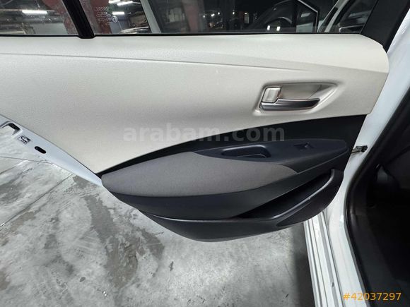 ÖZTÜRKDEN 2021 TOYOTA COROLLA VİSİON PLUS HATASIZ BOYASIZ