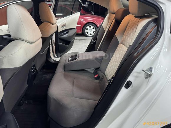 ÖZTÜRKDEN 2021 TOYOTA COROLLA VİSİON PLUS HATASIZ BOYASIZ