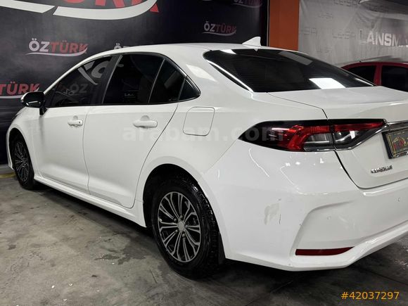 ÖZTÜRKDEN 2021 TOYOTA COROLLA VİSİON PLUS HATASIZ BOYASIZ