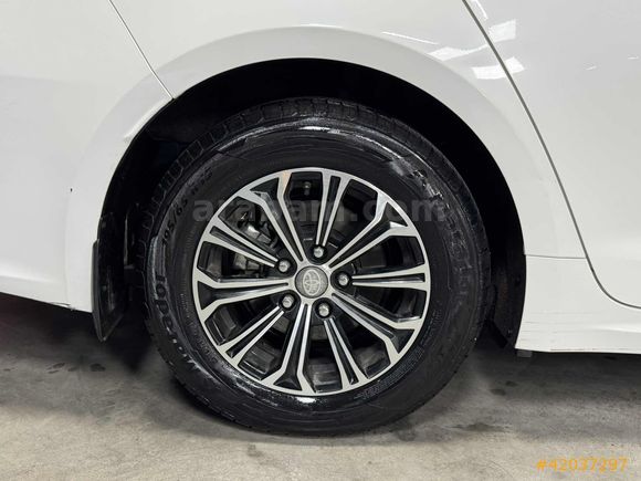 ÖZTÜRKDEN 2021 TOYOTA COROLLA VİSİON PLUS HATASIZ BOYASIZ