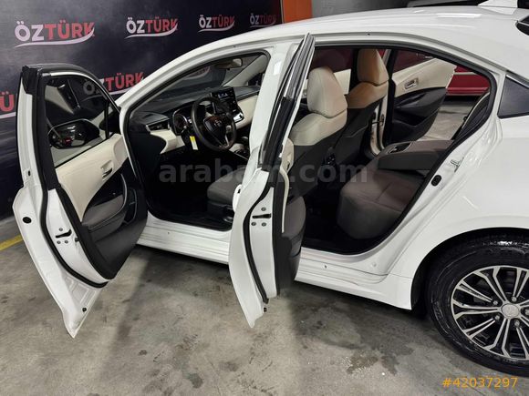 ÖZTÜRKDEN 2021 TOYOTA COROLLA VİSİON PLUS HATASIZ BOYASIZ