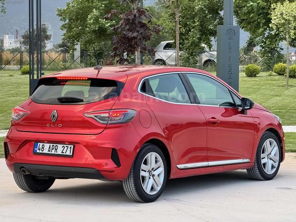 2023 İLK SAHİBİNDENN OTOMATİK CLİO / BOYASIZ/DEĞİŞENSİZ/45***KM