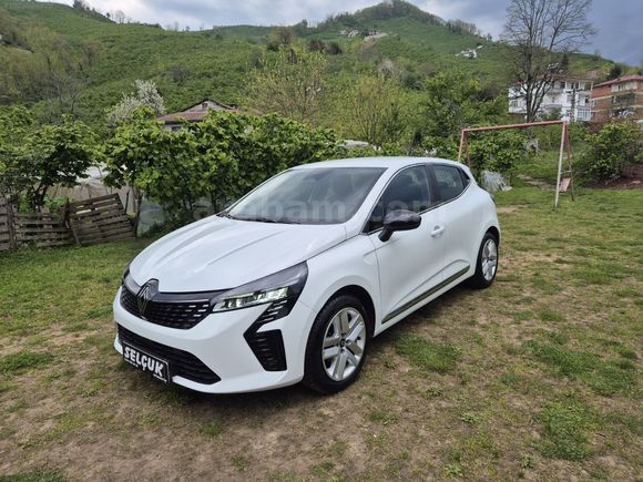 2024 CLİO 1.0 TURBO OTOMATİK VİTES 27 BİN KM'DE CAM GİBİ