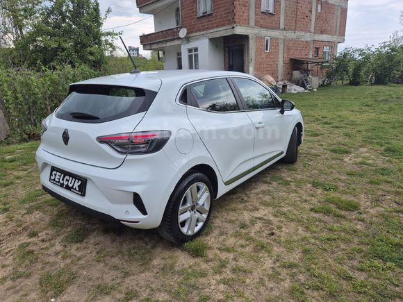 2024 CLİO 1.0 TURBO OTOMATİK VİTES 27 BİN KM'DE CAM GİBİ
