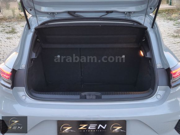 ZEN OTOMOTİV'DEN 2024 MODEL CLİO HATASIZ BOYASIZ 38 BİN KM