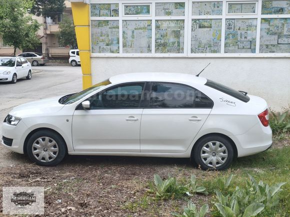 ORJİNAL 133000 KM DE 2015 MODEL SCODA RAPİD 1.2 AMBİTİON
