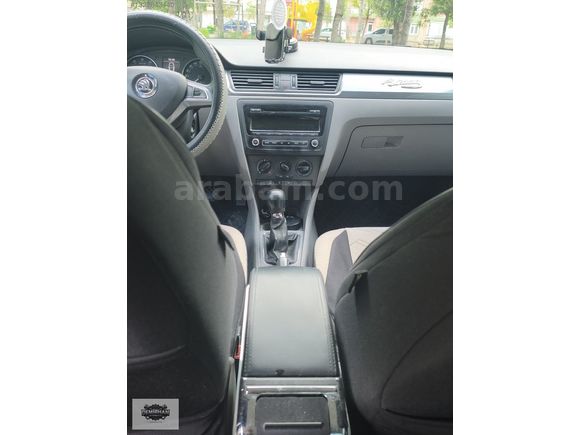 ORJİNAL 133000 KM DE 2015 MODEL SCODA RAPİD 1.2 AMBİTİON
