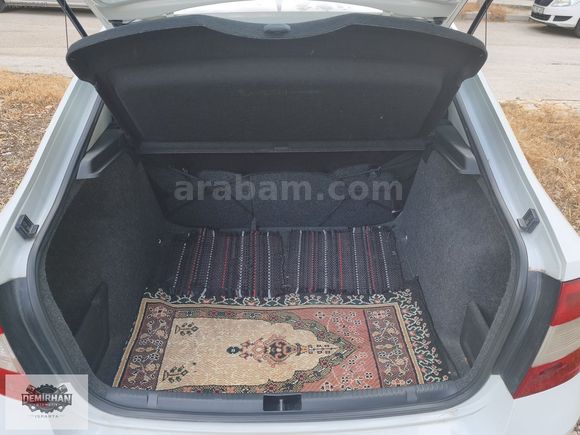 ORJİNAL 133000 KM DE 2015 MODEL SCODA RAPİD 1.2 AMBİTİON