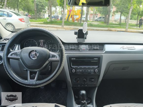 ORJİNAL 133000 KM DE 2015 MODEL SCODA RAPİD 1.2 AMBİTİON