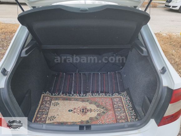 ORJİNAL 133000 KM DE 2015 MODEL SCODA RAPİD 1.2 AMBİTİON