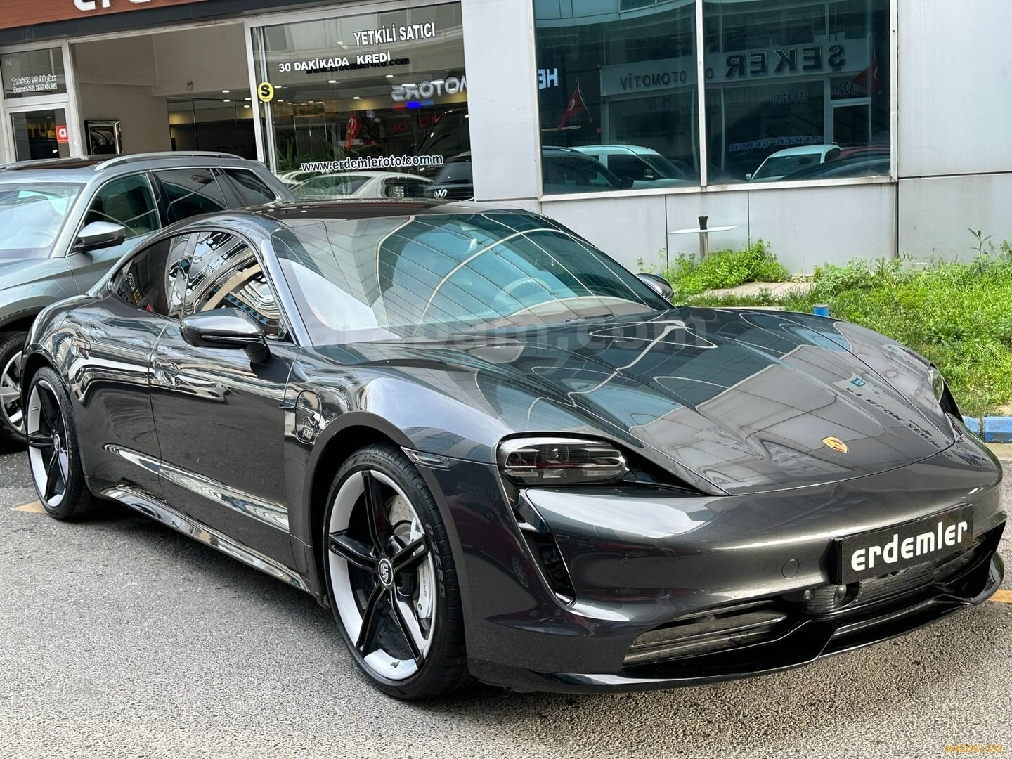 Galeriden Porsche Taycan Elektrik 4S Performance Plus 2020 Model İstanbul 55.000 km Füme 3