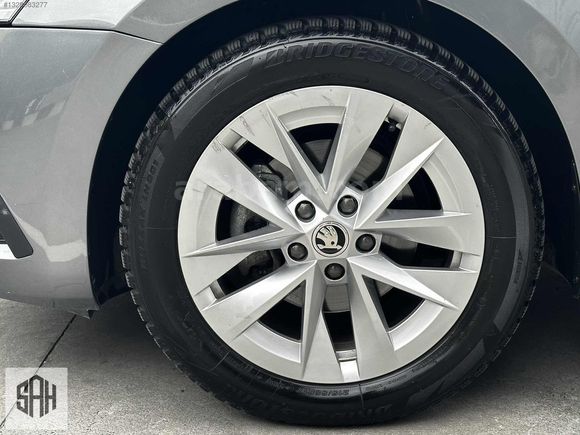 DEĞİŞEN'SİZ 2023 SKODA OCTAVİA 1.5 E-TEC PREMİUM DSG HİBRİT