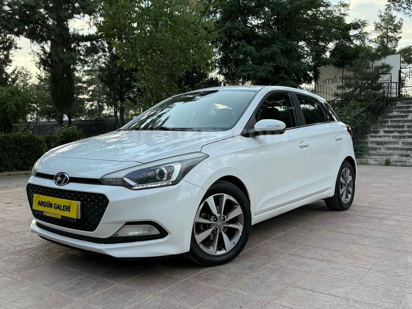 Galeriden Hyundai i20 1.2 MPI Elite 2014 Model Şanlıurfa 110.000 km Beyaz 1