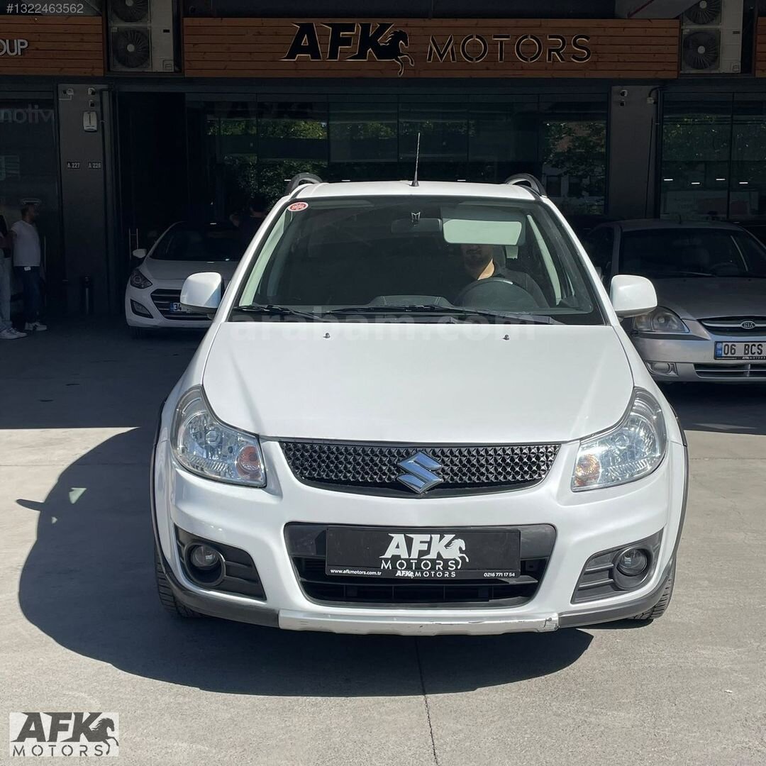 Galeriden Suzuki SX4 GLX 2013 Model İstanbul 85.000 km Beyaz 2