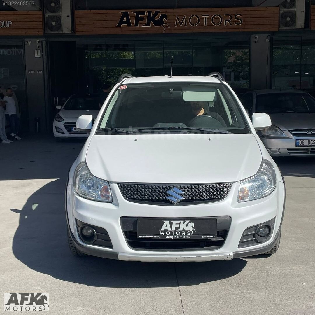 Galeriden Suzuki SX4 GLX 2013 Model İstanbul 85.000 km Beyaz 1