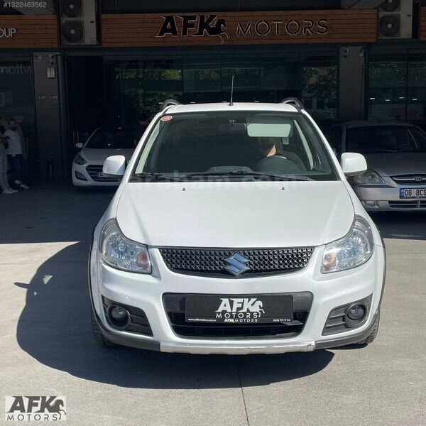 Galeriden Suzuki SX4 GLX 2013 Model İstanbul 85.000 km Beyaz