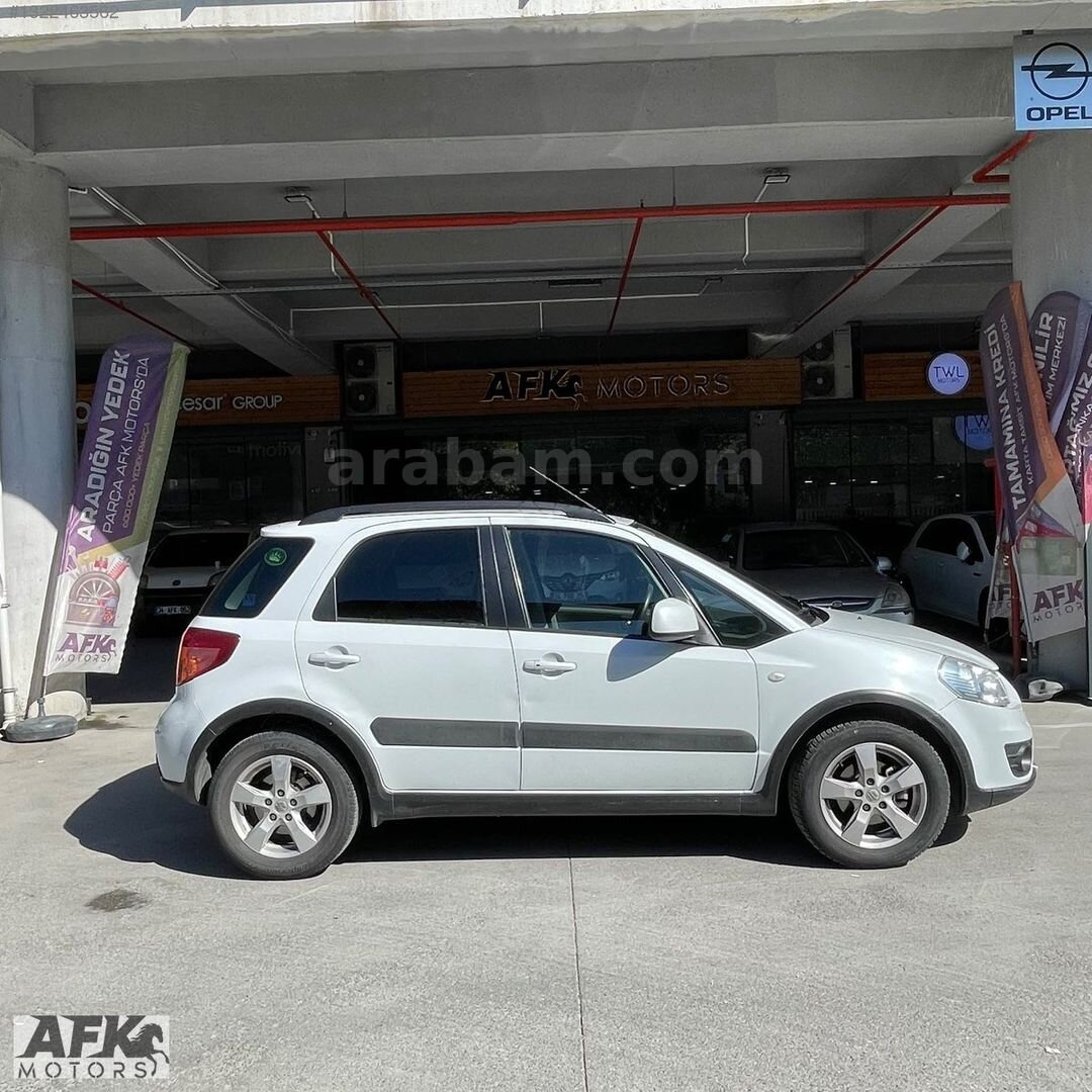 Galeriden Suzuki SX4 GLX 2013 Model İstanbul 85.000 km Beyaz 7