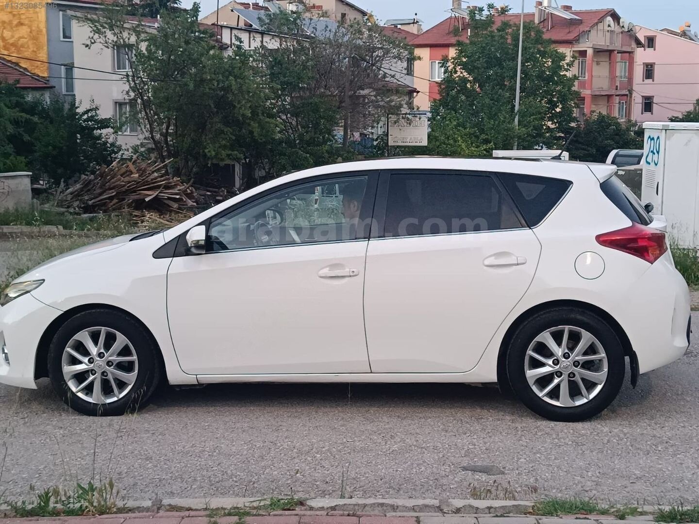Galeriden Toyota Auris 1.4 D-4D Advance Skypack 2013 Model Afyonkarahisar 193.000 km Beyaz 3