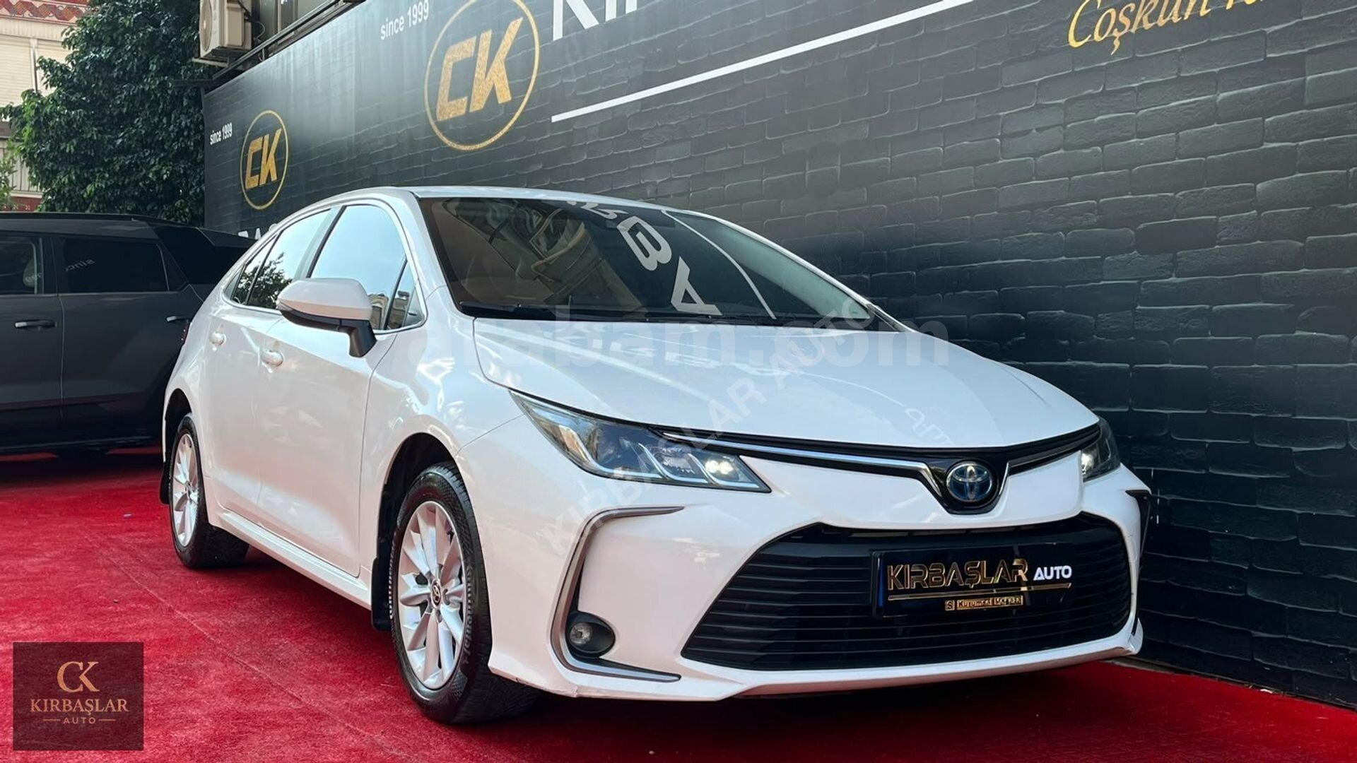 Galeriden Toyota Corolla 1.8 Hybrid Dream 2022 Model Antalya 174.000 km Beyaz 4