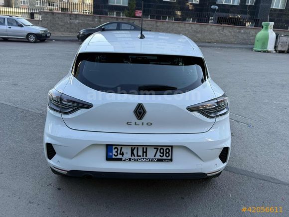 HATASIZ BOYASIZ DEĞİŞENSİZ HASAR KAYITSIZ 2024 CLİO OTOMATİK
