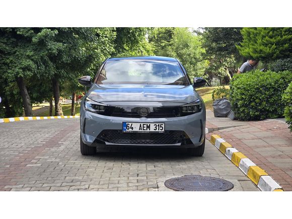 En dolu Corsa-E + park asist